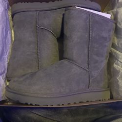 UGG W Classic Short II. Size 7 in Women 