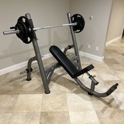Incline Chest Press Exercise Machine With Barbell And weights