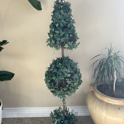 Silk Ivy Topiary On Wrought Iron Base