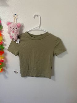 Green divided h&m cropped baby tee