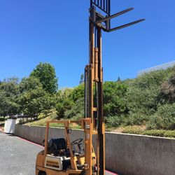 Komatsu FG25S 5,000 Lb Fork Lift