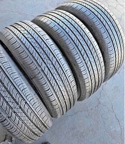 225/65/17 vendo un set de llantas marca continental con un 80% de vida las 4 llantas