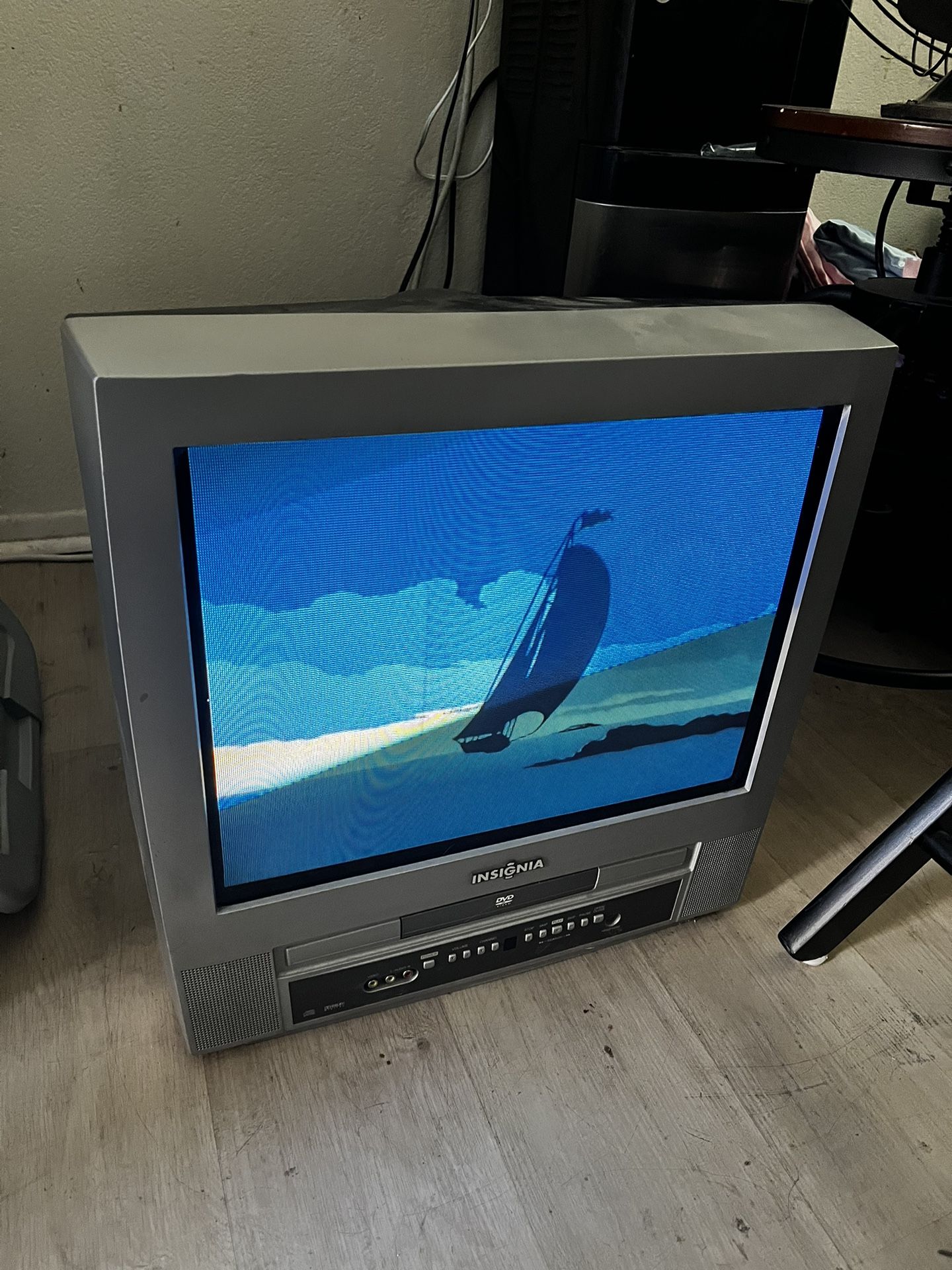 20 inch screen Insignia CRT TV DVD Combo tested works great