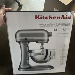 Brand New Kitchen Aid 5.5 Quart Bowl-Lift Stand Mixer