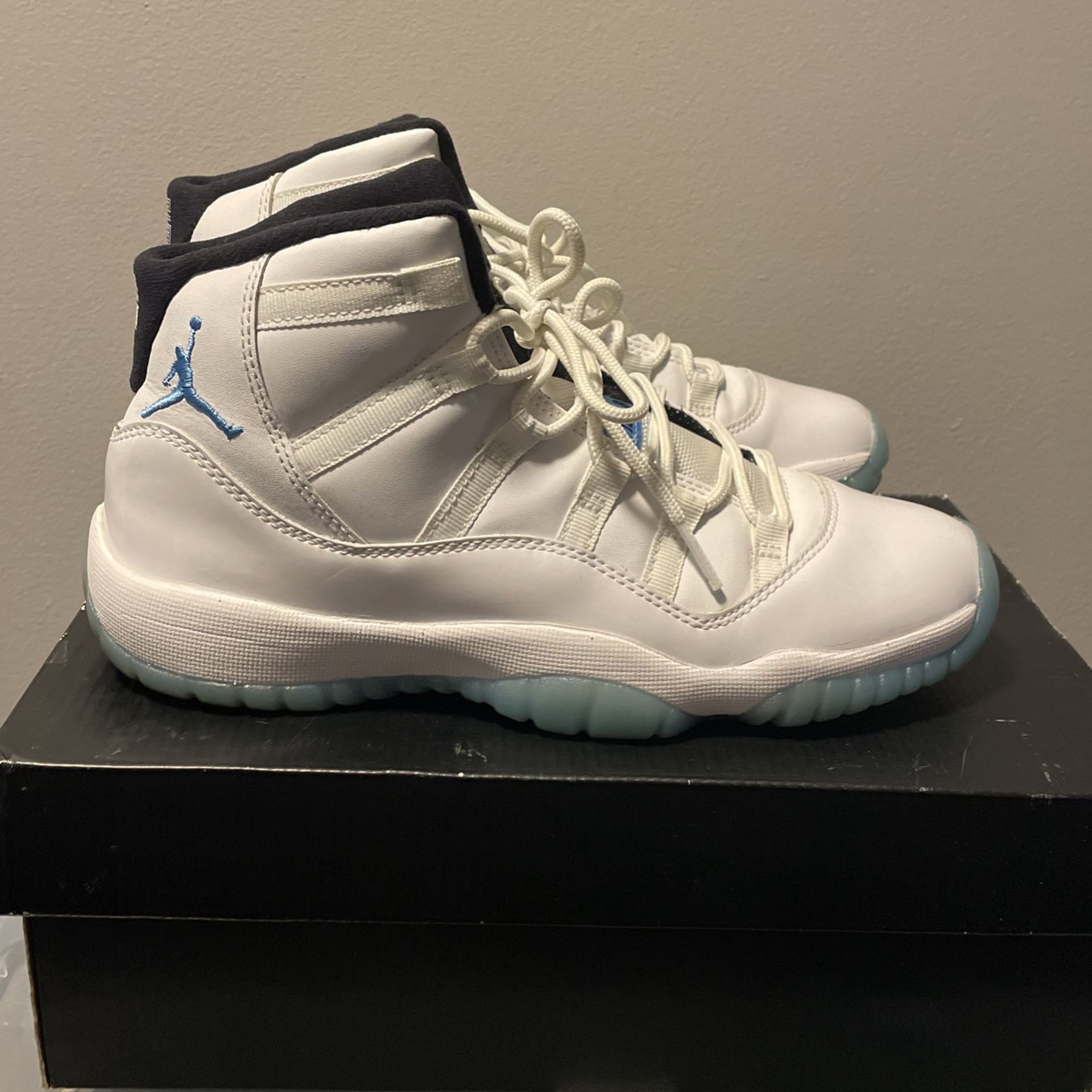 Air Jordan 11 Legend Blue Size 5.5 