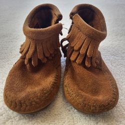 Minnetonka Double Fringed Moccasins Child Size 6 Rust Color Zip Closure