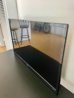 Black Philips 32-inch Roku TV