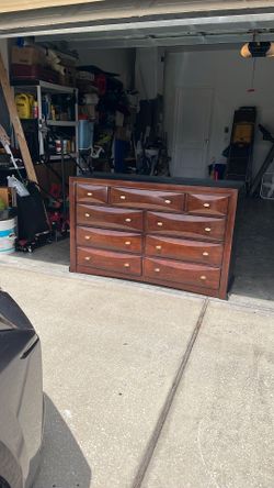DRESSER