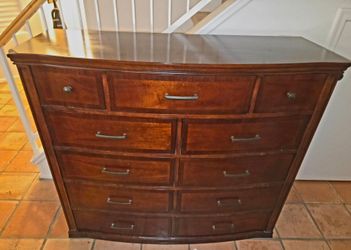 Chest of drawers/dresser