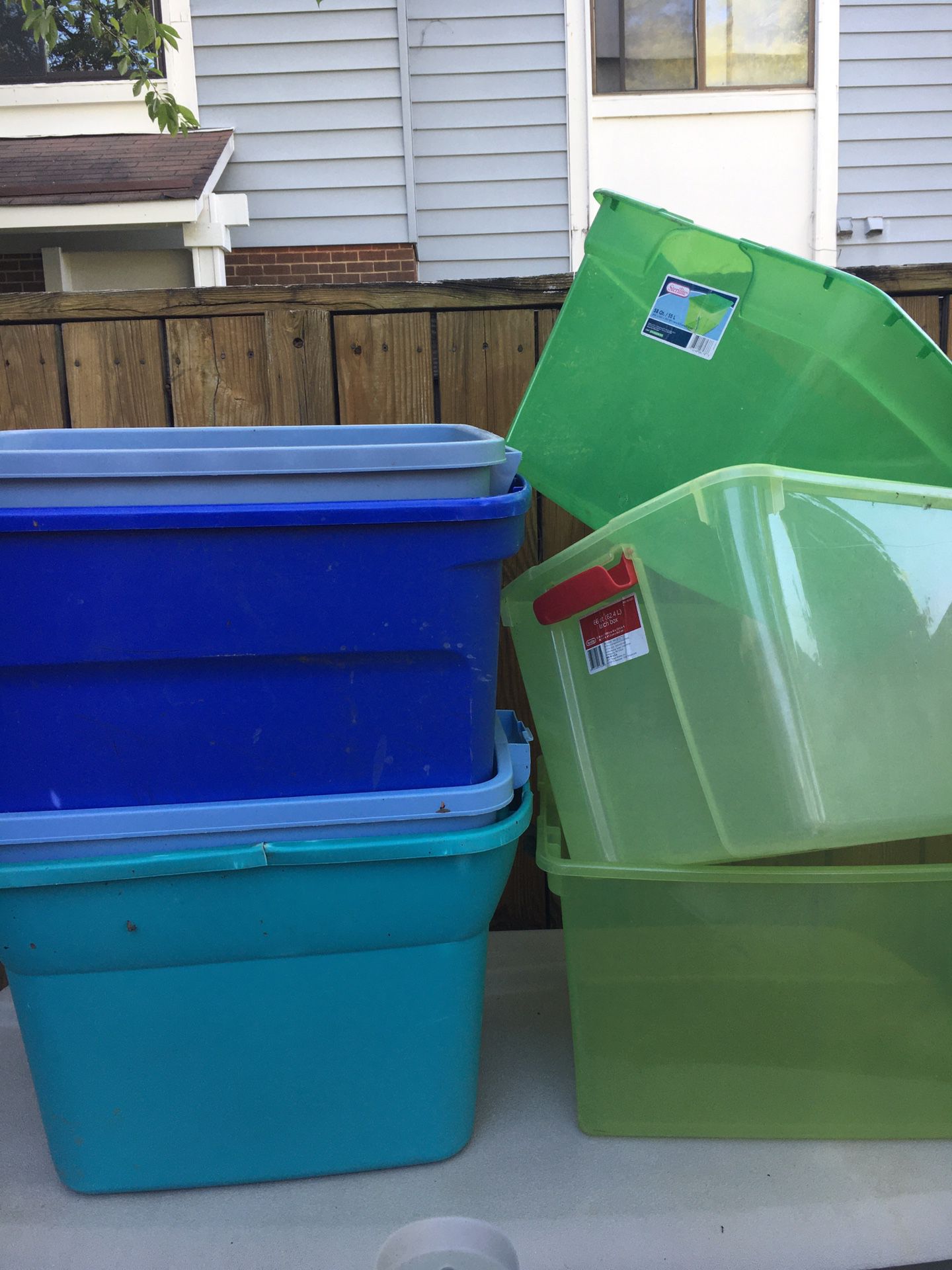 Storage bins without lids