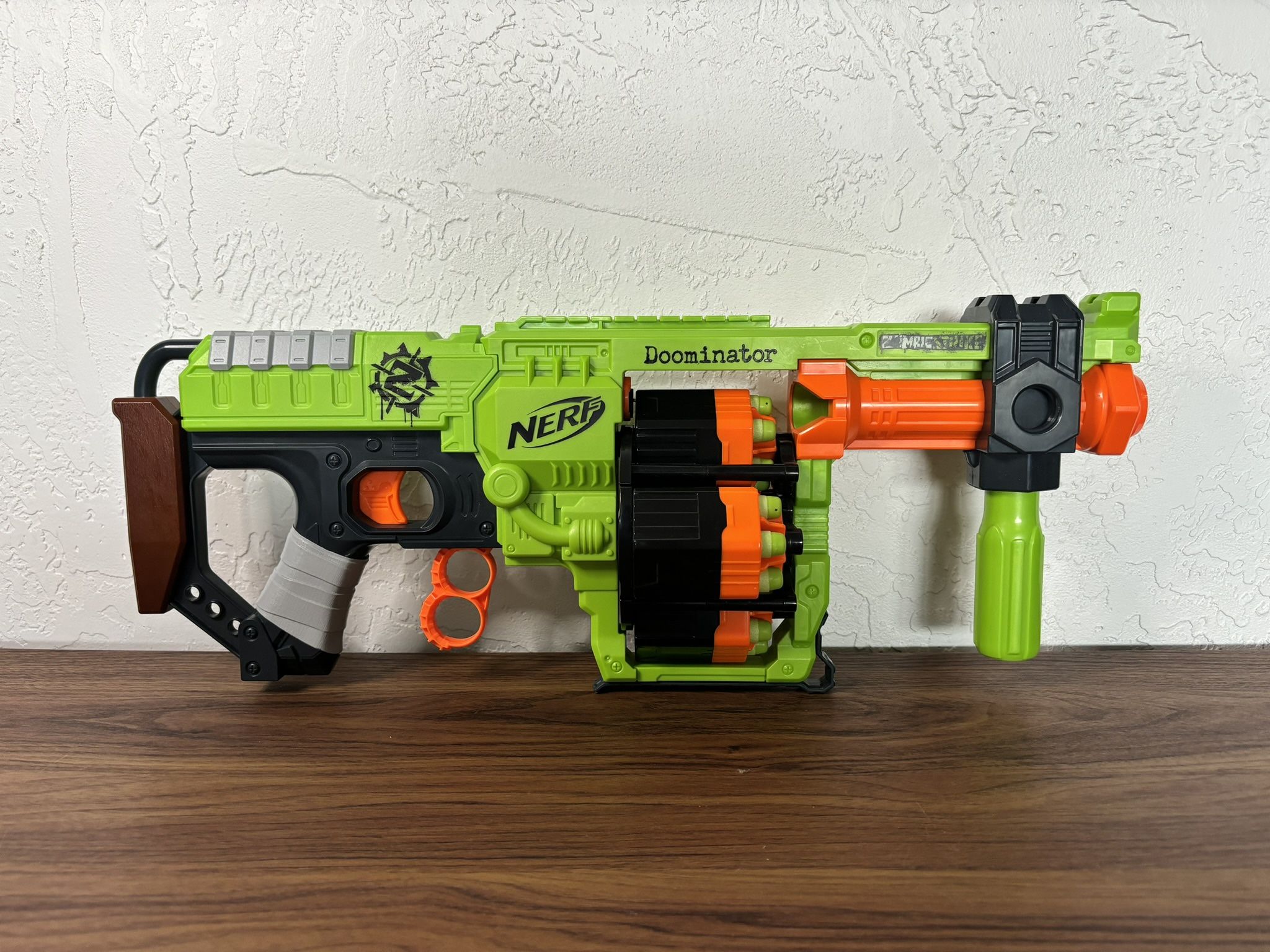Nerf ZombieStrike Doominator, Adjustable grip