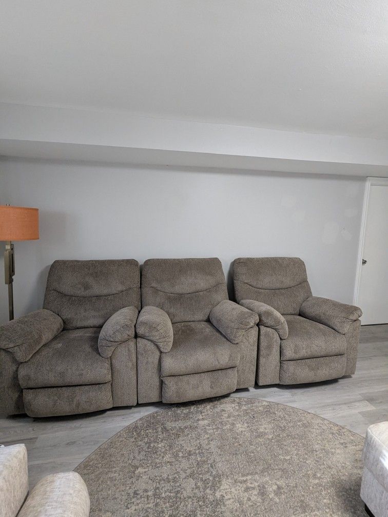 $200 $$$Brown Recliner Set- BEST OFFER $$