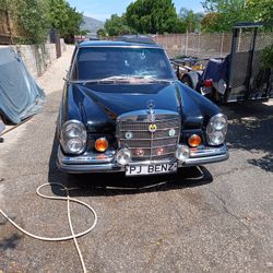 1972 Mercedes 280se. 4 Door  4.5 Engine 