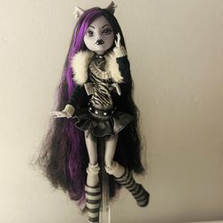 ‼️SALE‼️Monster High Clawdeen Wolf Reel Drama Black And White Doll DISCONTINUED ‼️SALE‼️
