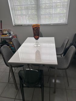 5-Piece Dining Set – Excellent Condition