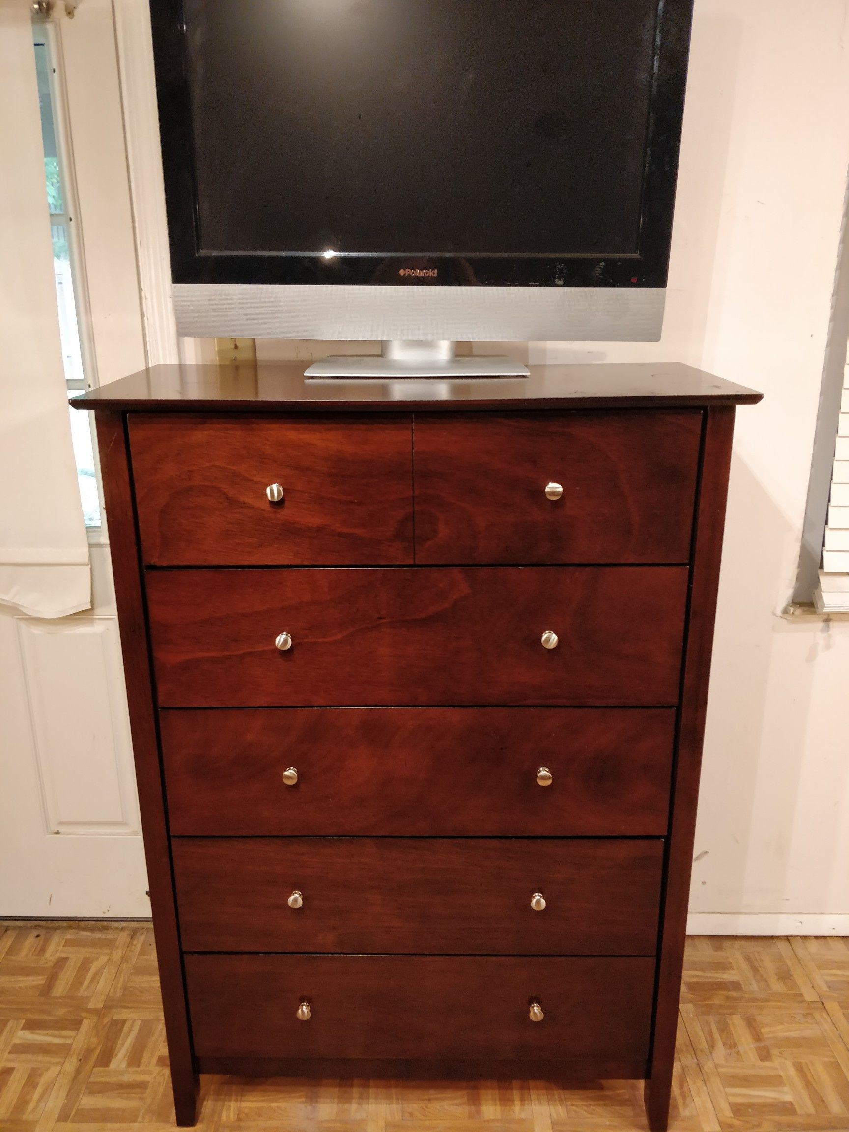 Nice big chest dresser/TV stand in very good condition, all drawers sliding smoothly. L37"*W17.5"*H52.5"
