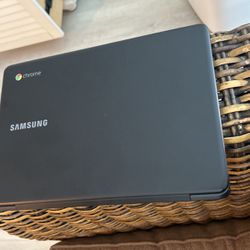 Samsung Chromebook 3 XE500C13-K03US Celeron 1.6 ghz 32gb eMMC - 4gb QWERTY