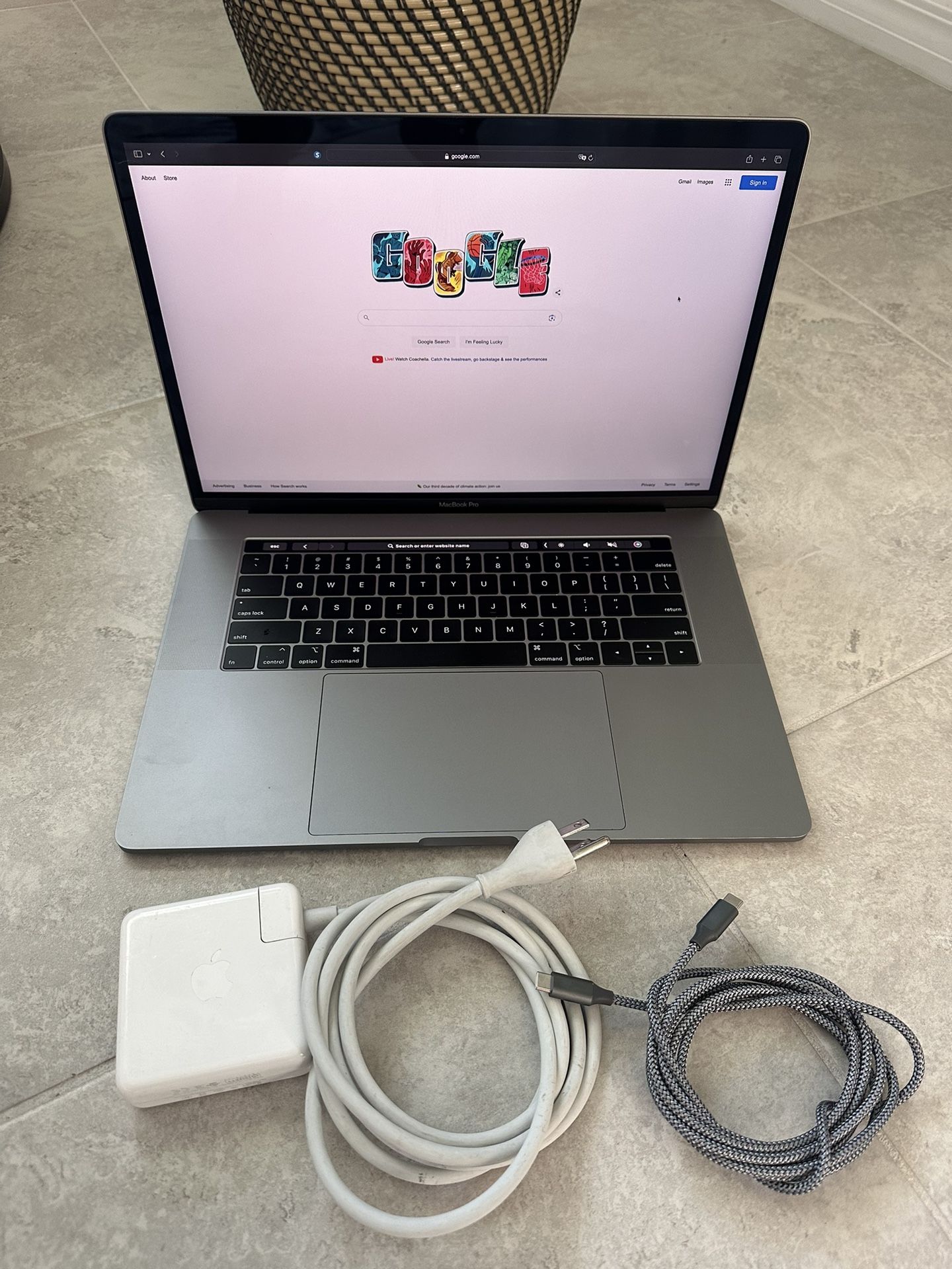 MacBook Pro 15,4 Touch Bar