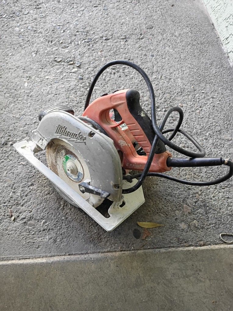 Milwaukee Circular saw 7 1/4 Electric