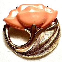 VINTAGE GOLD-TONE  PINK FAUX CORAL FLOWER PIN/BROOCH 