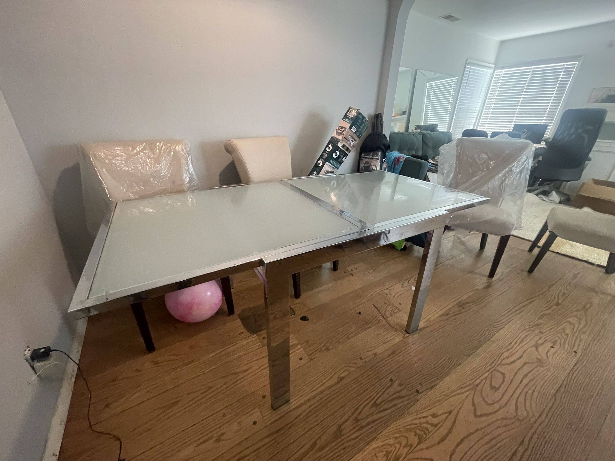 Expandable Dinning Table With Four Comfy Chairs