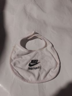 Nike Baby Force Bib. 0/6M size.