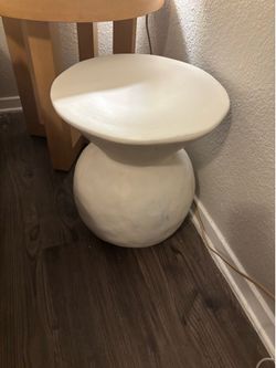 WHITE CERAMIC SIDE TABLE
