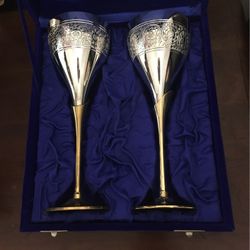 VINTAGE CHAMPAGNE GLASSES : TWO