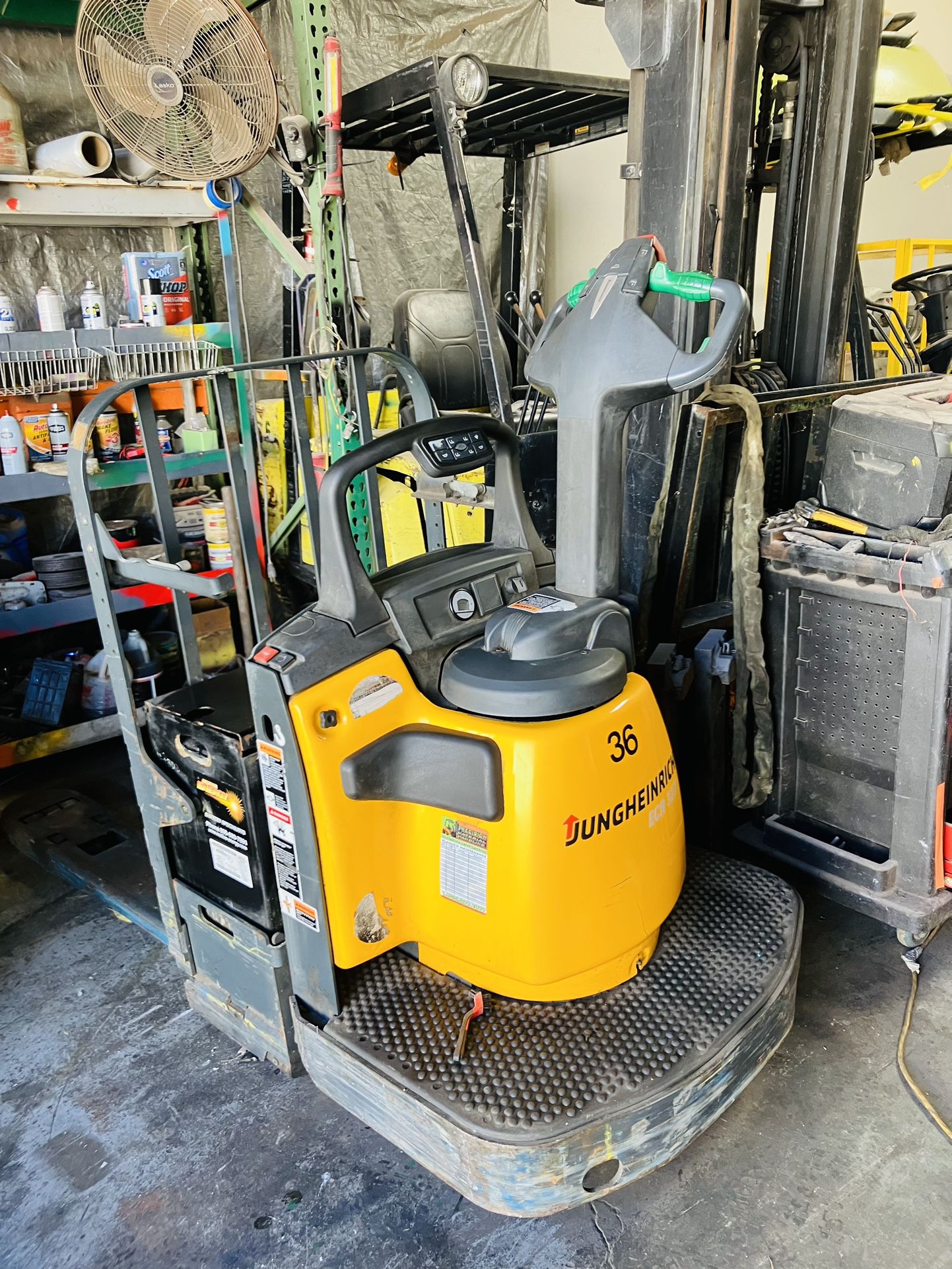 electric pallet jacks with batteries 6000 pound capacity