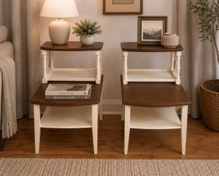 Set of 2 end tables