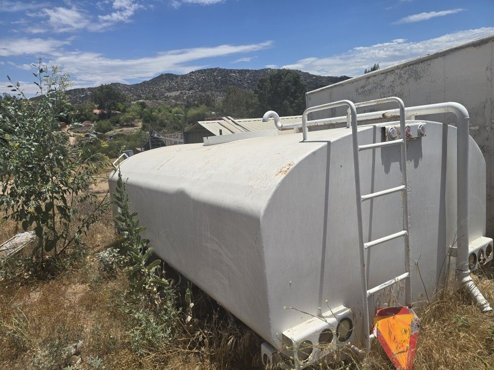 4000 GALLON WATER TANK