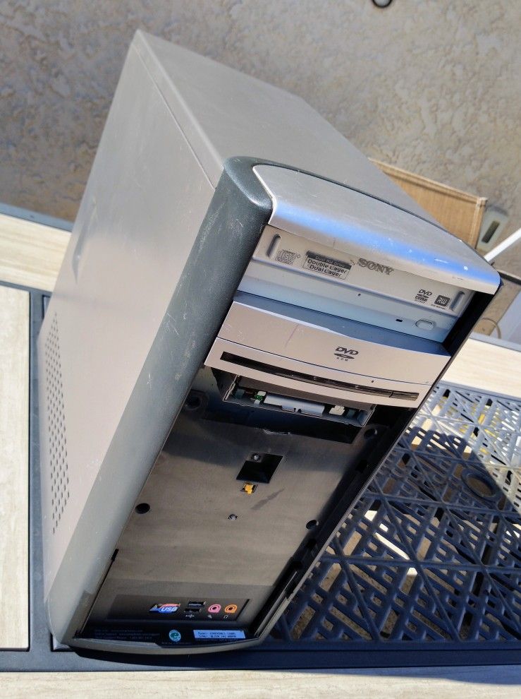 Vintage Retro Desktop Computer Late 90sEarly 2000s Windows XP