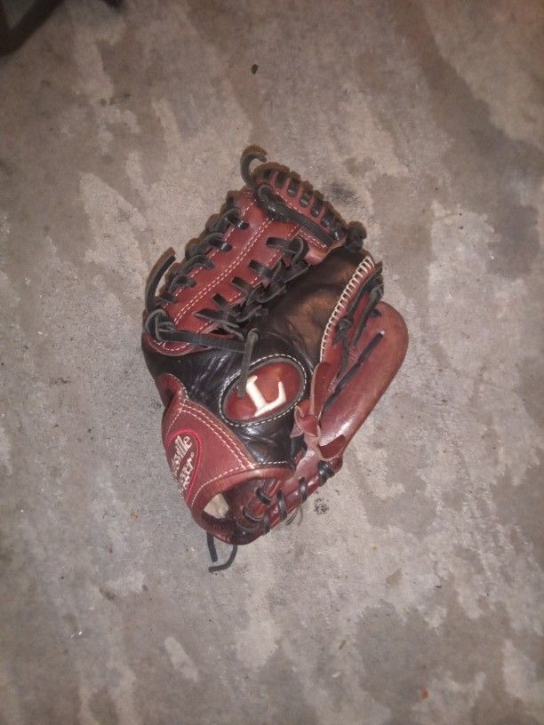 Louisville Slugger Evolution EV1150 Baseball Glove. Excellent Condition