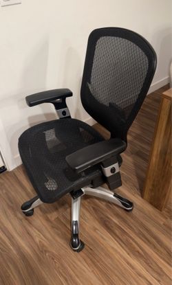 Ergonomic Mesh Office Chair – Adjustable Armrests