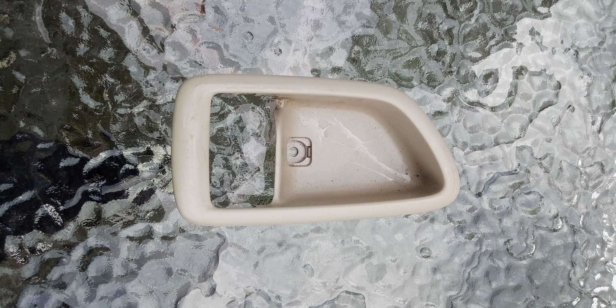 Interior Inside Door Handle Right Passenger Side Beige for 00-04 Toyot - $10 (Pawtucket)