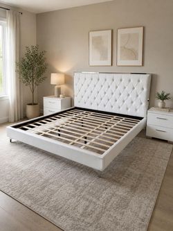 White King bed frame / cama king de velvet blanca