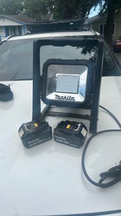 Makita led work lamp with 2 batteries packs