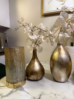 Zgallerie lamp & 2 gold vases