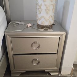 King Side Bedroom/ Juego de cuarto King side