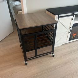 Dog crate (on Wheels)