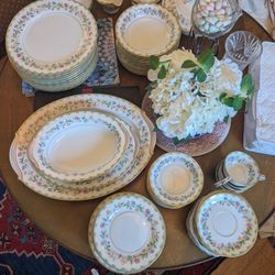 Noritake China  Elmhurst Dinnerware Multi Color Flower  12 Person