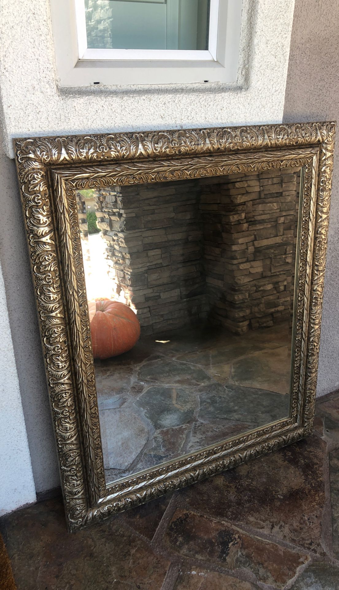 Large gold detailed mirror (38x32)