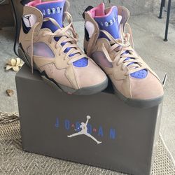 Air Jordan 7 SE "Sapphire" sneakers The Air Jordan 7 “Sapphire” is an April 2022 release of Michael Jordan’s retro basketball shoe in a colourway that