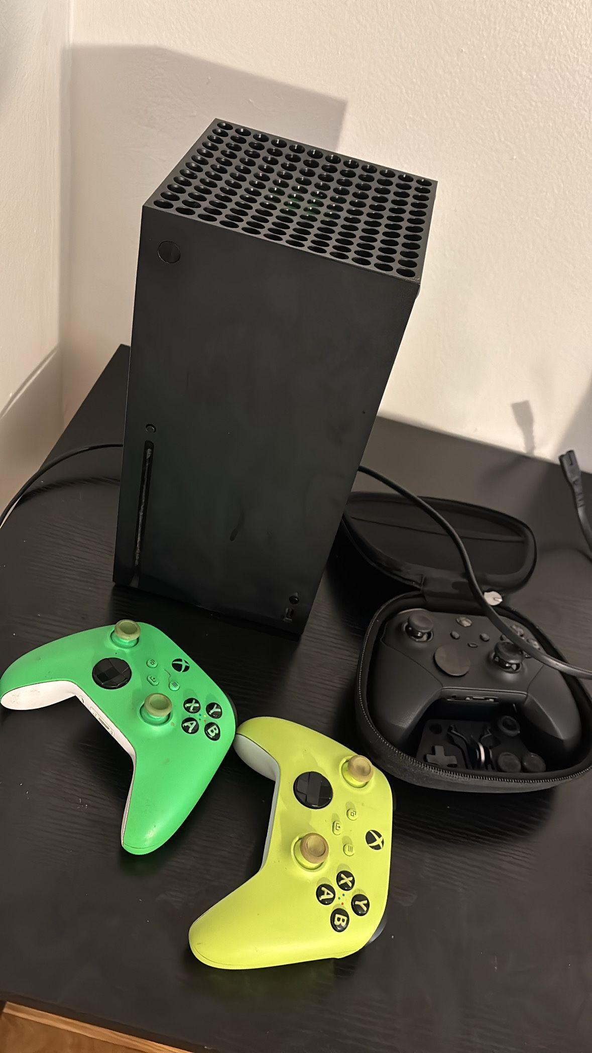 Xbox Series X ( Elite Controller gen 2) 2 regular xbox series x controllers
