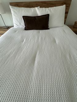 Complete Queen Bedroom Set – Like New (Bed + Mattress + Dresser + Nightstands + Extras)