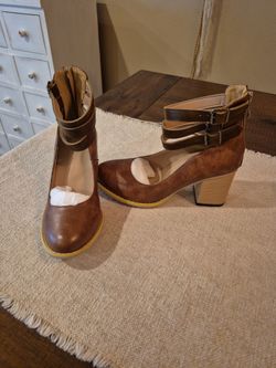 Brand new!!!! Womens size 5 heeled shoes