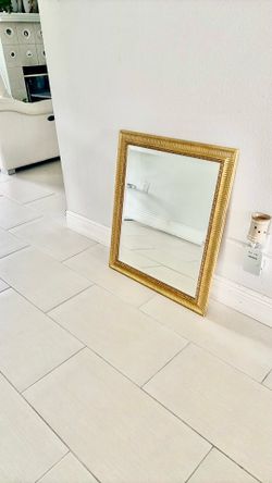 Wall decorate mirror size 28”x24” frame color gold