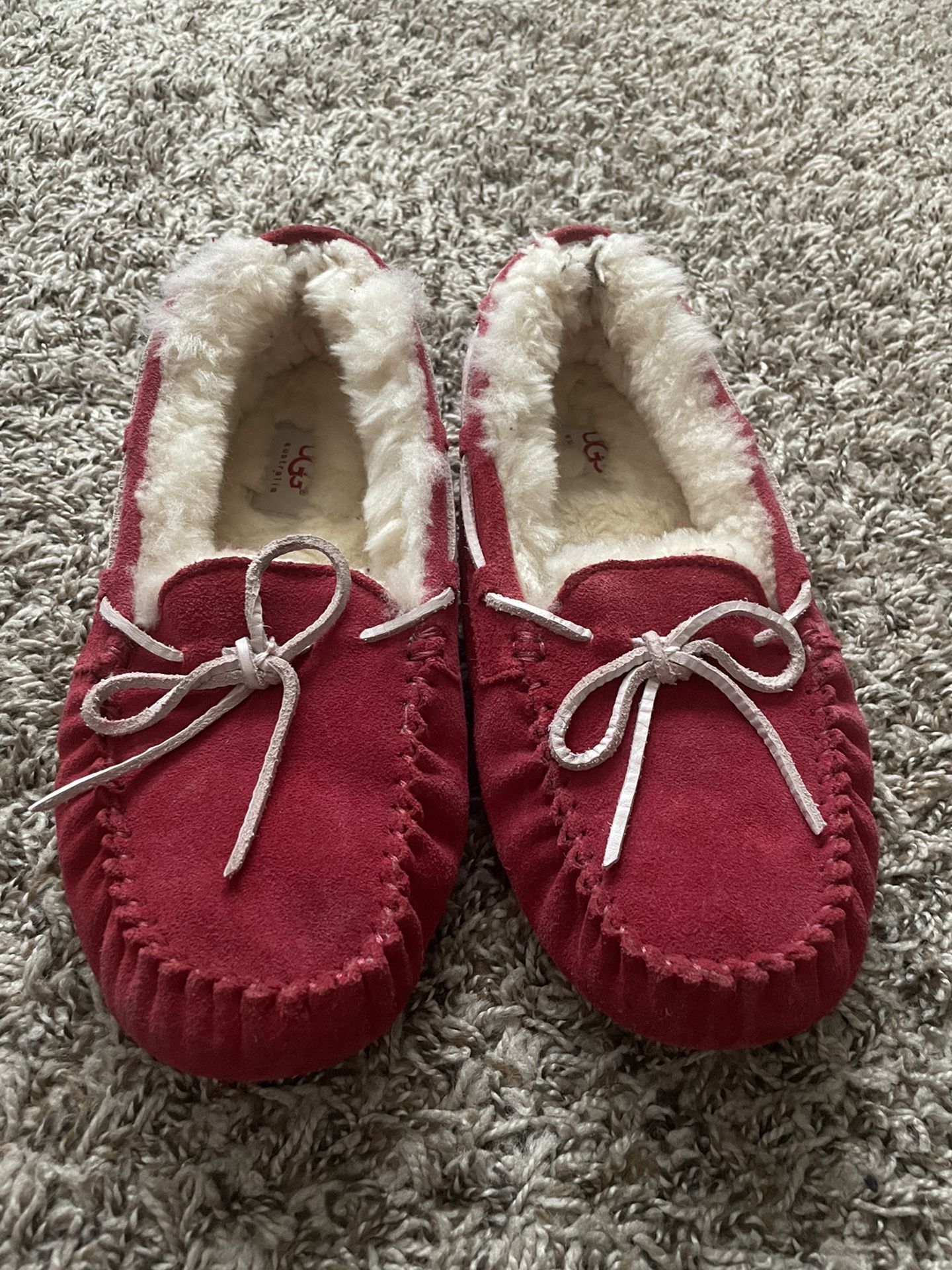 Indulge in Comfort and Style with Ugg Dakota Slippers Size 6.5-7 