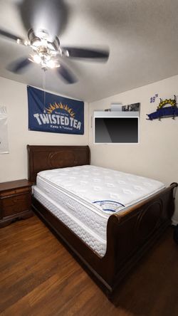 Bed and Night stand // Cama y mesita de noche