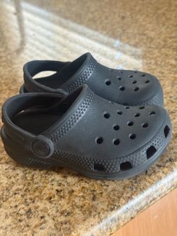 Crocs toddler size c7 10$